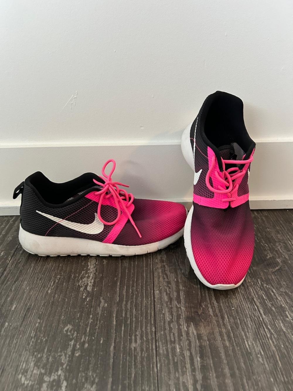 Nike Black and Bright Pink Gradient Running Sneakers